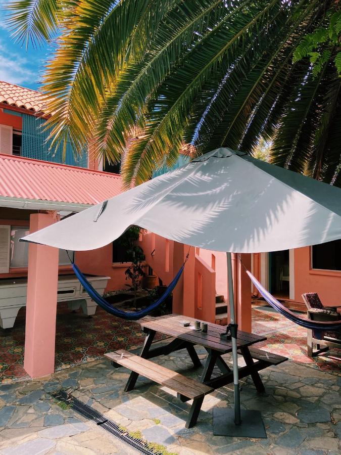 Ostello Dolphins Backpackers Sunshine Beach Esterno foto