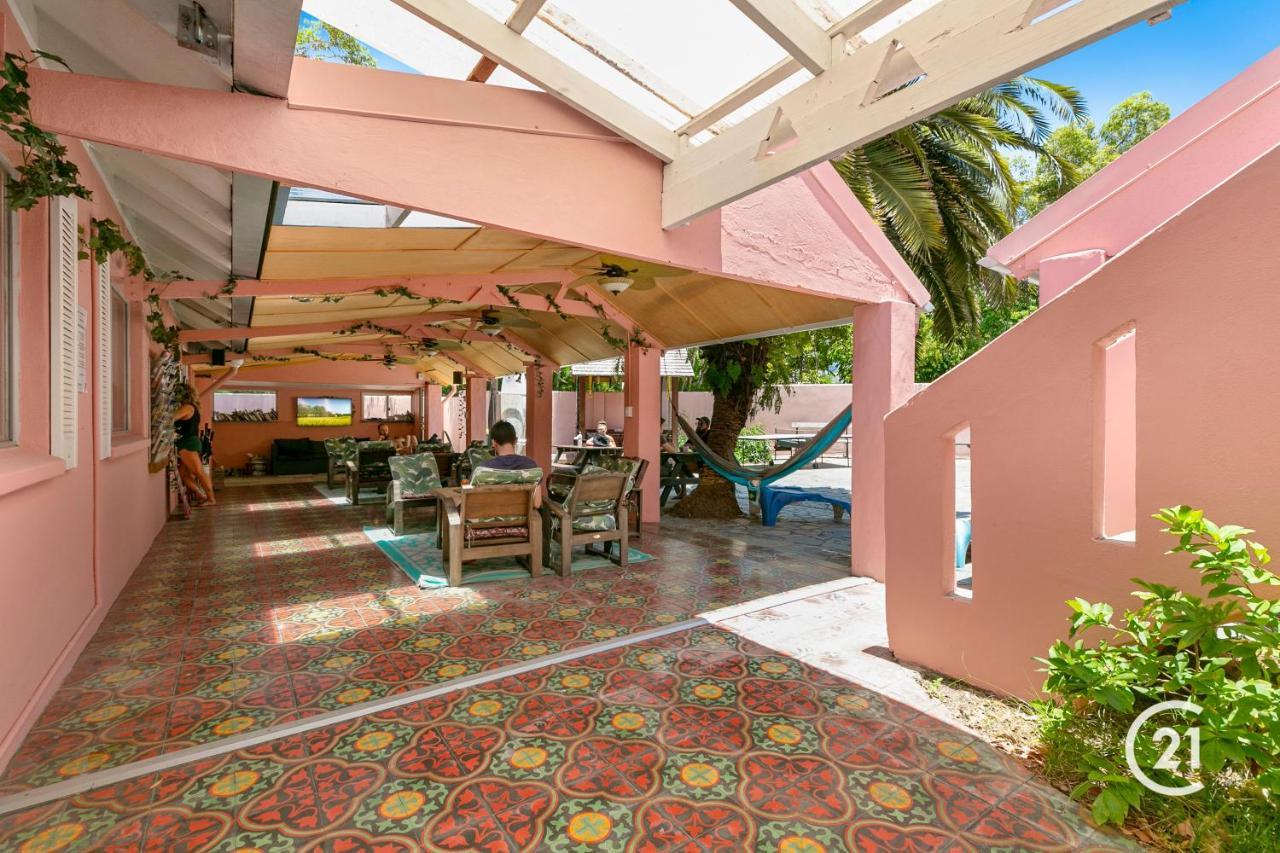 Ostello Dolphins Backpackers Sunshine Beach Esterno foto